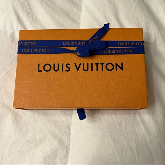 Authentic Louis Vuitton Scarf Bandana Rising Confidential Monogram M76145 Silk - Picture 4 of 16